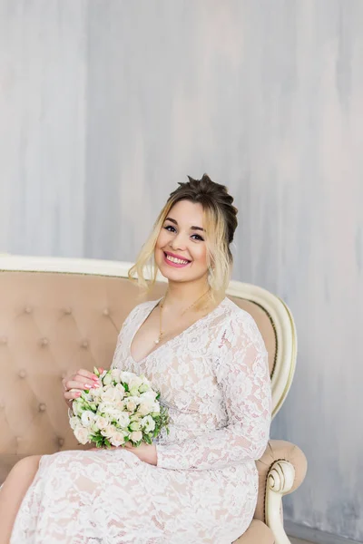 Hermosa mujer en vestido de novia en el estudio de fotos . —  Fotos de Stock