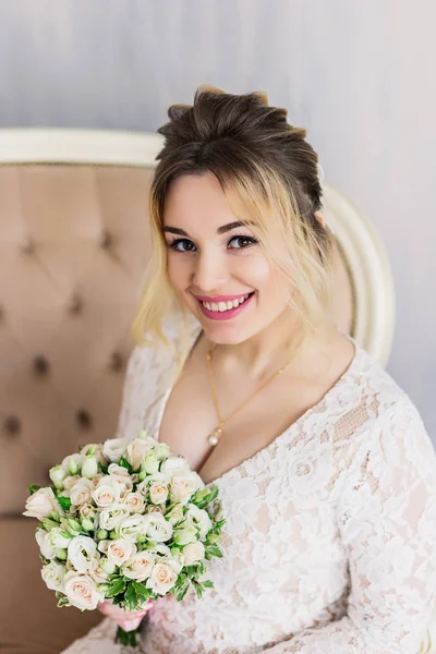 Schöne Frau im Hochzeitskleid im Fotostudio. — Stockfoto