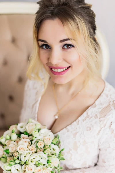 Hermosa mujer en vestido de novia en el estudio de fotos . —  Fotos de Stock