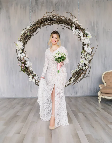 Hermosa mujer en vestido de novia en el estudio de fotos . —  Fotos de Stock