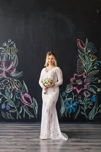 Schöne Frau im Hochzeitskleid im Fotostudio. — Stockfoto