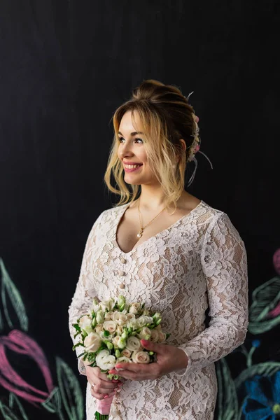 Schöne Frau im Hochzeitskleid im Fotostudio. — Stockfoto