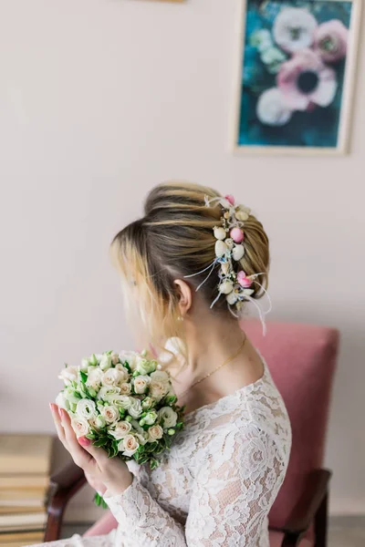 Belle femme en robe de mariée en studio photo . — Photo