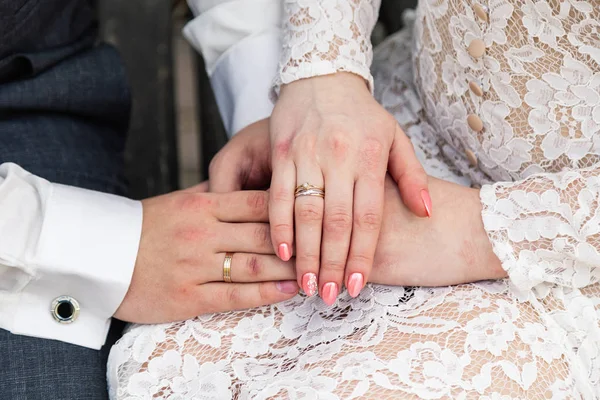男性と女性の結婚指輪の写真. — ストック写真