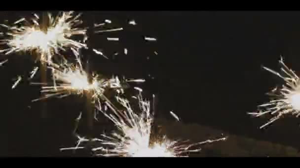 Bengalfeuer brennt mit hellen Funken auf dem Boden — Stockvideo