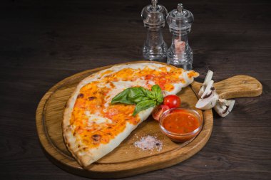 Sıcak parça rustik ahşap bir masa üzerinde erimiş peynirli pizza