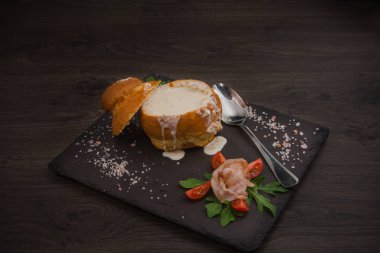 Tuz ve yetkin ile ahşap bir gemide bir ekmek kase taze bezelye çorbası