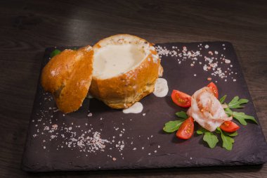 Tuz ve yetkin ile ahşap bir gemide bir ekmek kase taze bezelye çorbası