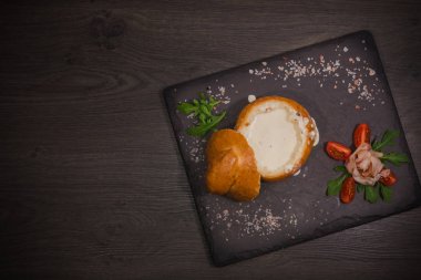 Tuz ve yetkin ile ahşap bir gemide bir ekmek kase taze bezelye çorbası