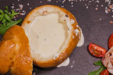 Tuz ve yetkin ile ahşap bir gemide bir ekmek kase taze bezelye çorbası