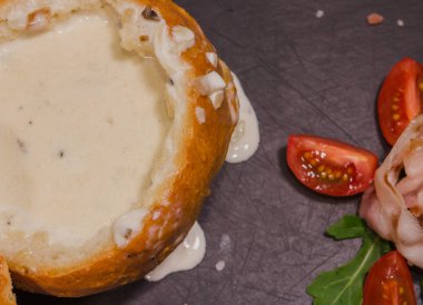 Tuz ve yetkin ile ahşap bir gemide bir ekmek kase taze bezelye çorbası