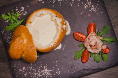 Tuz ve yetkin ile ahşap bir gemide bir ekmek kase taze bezelye çorbası