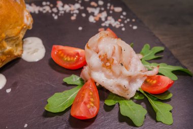 Tuz ve yetkin ile ahşap bir gemide bir ekmek kase taze bezelye çorbası