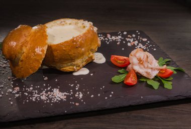 Tuz ve yetkin ile ahşap bir gemide bir ekmek kase taze bezelye çorbası