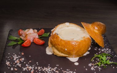 Tuz ve yetkin ile ahşap bir gemide bir ekmek kase taze bezelye çorbası