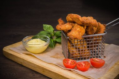 Nuggets soslu bir ahşap yüzeye