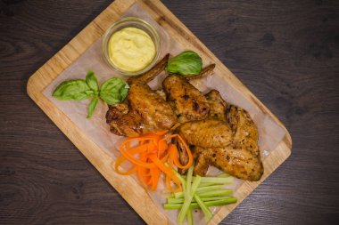 Kızarmış tavuk kanadı sos ve salata ile