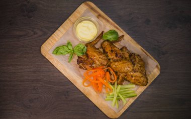 Kızarmış tavuk kanadı sos ve salata ile