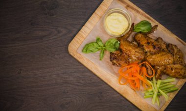 Kızarmış tavuk kanadı sos ve salata ile