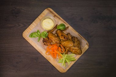 Kızarmış tavuk kanadı sos ve salata ile