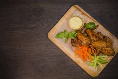 Kızarmış tavuk kanadı sos ve salata ile