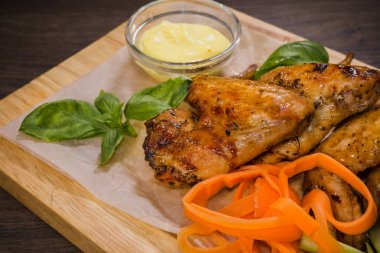 Kızarmış tavuk kanadı sos ve salata ile