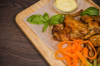 Kızarmış tavuk kanadı sos ve salata ile