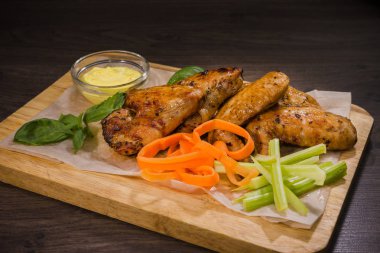 Kızarmış tavuk kanadı sos ve salata ile