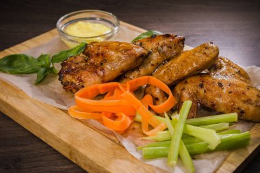 Kızarmış tavuk kanadı sos ve salata ile