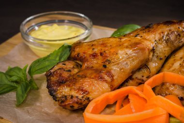 Kızarmış tavuk kanadı sos ve salata ile