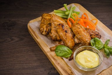 Kızarmış tavuk kanadı sos ve salata ile