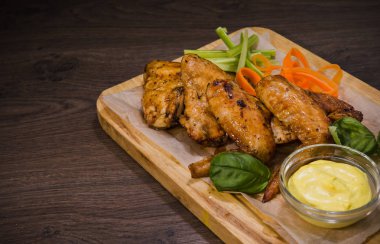 Kızarmış tavuk kanadı sos ve salata ile