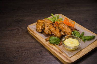 Kızarmış tavuk kanadı sos ve salata ile