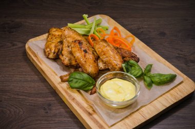 Kızarmış tavuk kanadı sos ve salata ile