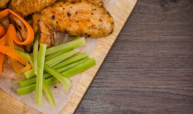 Kızarmış tavuk kanadı sos ve salata ile