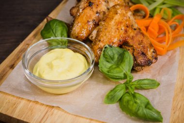 Kızarmış tavuk kanadı sos ve salata ile