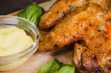 Kızarmış tavuk kanadı sos ve salata ile