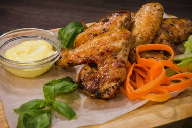 Kızarmış tavuk kanadı sos ve salata ile