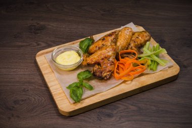 Kızarmış tavuk kanadı sos ve salata ile