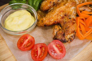 Kızarmış tavuk kanadı sos ve salata ile