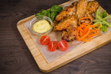 Kızarmış tavuk kanadı sos ve salata ile