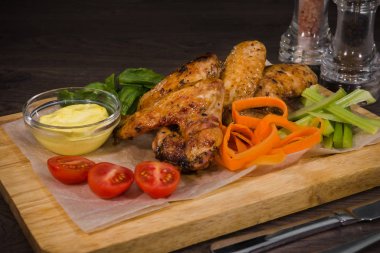 Kızarmış tavuk kanadı sos ve salata ile