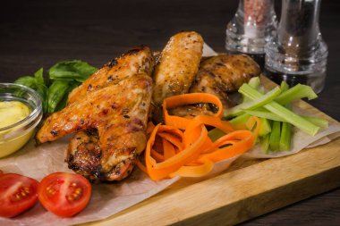 Kızarmış tavuk kanadı sos ve salata ile