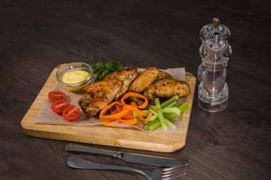 Kızarmış tavuk kanadı sos ve salata ile