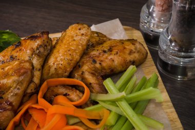 Kızarmış tavuk kanadı sos ve salata ile