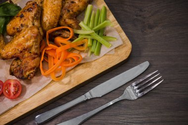 Kızarmış tavuk kanadı sos ve salata ile