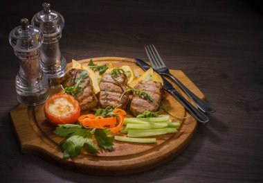 Üç domuz biftek ile kızarmış patates ve sebze ahşap arka plan üzerinde