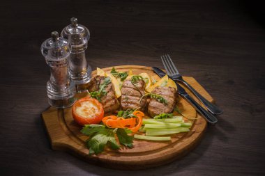 Üç domuz biftek ile kızarmış patates ve sebze ahşap arka plan üzerinde