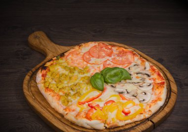 Sıcak parça rustik ahşap bir masa üzerinde erimiş peynirli pizza