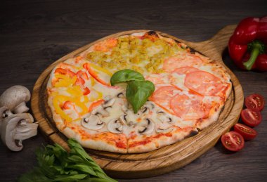 Sıcak parça rustik ahşap bir masa üzerinde erimiş peynirli pizza